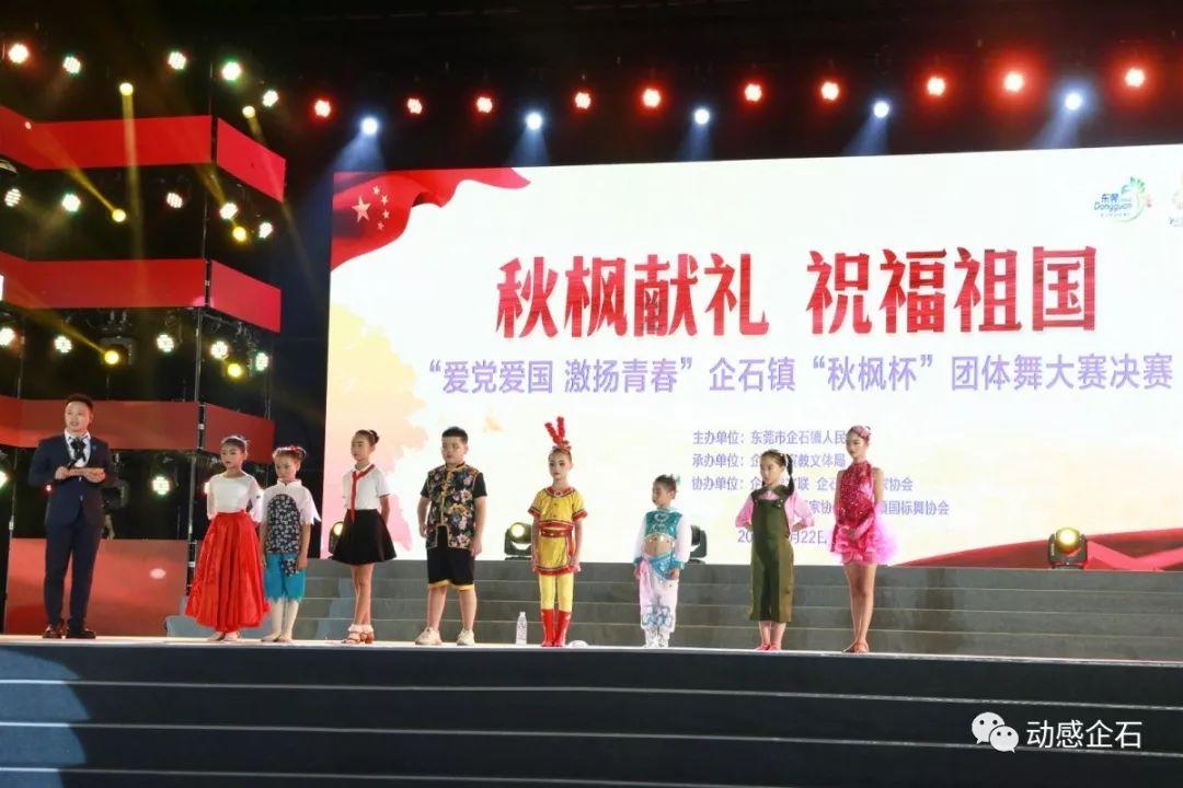 习近平会见安提瓜和巴布达总理布朗